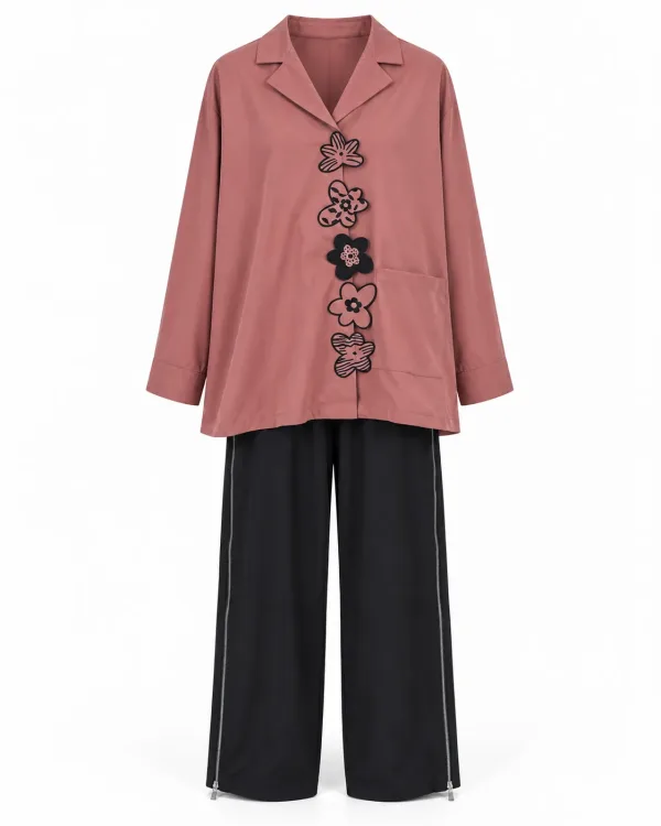 Ensemble Chemise Rose Poudré à Fleurs et Pantalon Noir Zippé